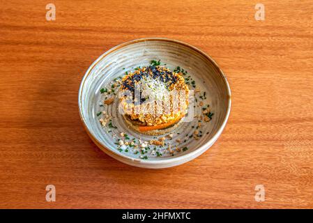 Obwohl wir sie gewöhnlich undeutlich nennen, ist Cous Cous eines der wesentlichen Gerichte der arabischen Küche und Weizengrieß ist die Basis, mit der es m ist Stockfoto