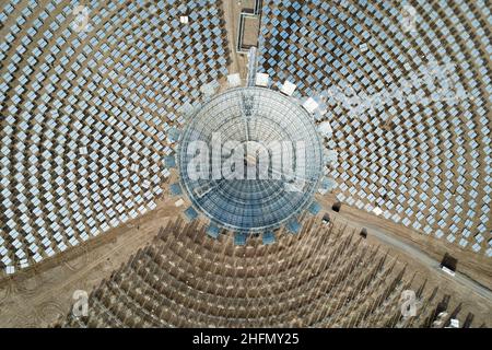 Peking, China. 17th Januar 2022. Luftaufnahme vom 8. Dezember 2021 zeigt ein solarthermisches Flüssigsalzkraftwerk in Yumen City, nordwestlich der chinesischen Provinz Gansu. UM MIT DEN XINHUA SCHLAGZEILEN VON JAN ZU GEHEN. 17, 2022 Quelle: Fan Peissen/Xinhua/Alamy Live News Stockfoto