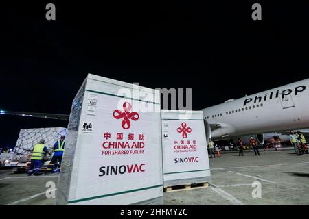 (220117) -- PEKING, 17. Januar 2022 (Xinhua) -- Ladungen mit Chinas Sinovac-Impfstoffen werden am 24. Oktober 2021 in Pasay, Philippinen, gesehen. UM MIT DEN XINHUA SCHLAGZEILEN VON JAN ZU GEHEN. 17, 2022 (Rouelle Umali/Xinhua) Stockfoto