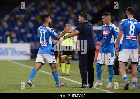 Cafaro/LaPresse 19. Juli 2020 Neapel, Italien Sportfußball Napoli vs Udinese - Italienische Fußballmeisterschaft League A Tim 2019/2020 - San Paolo Stadion. Im Bild: Matteo Politano (SSC Napoli) umarmt Gennaro Gattuso, Manager des SSC Napoli, nachdem er das Tor mit 2-1 erreicht hat. Stockfoto