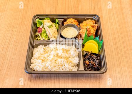 Karaage ist eine japanische kulinarische Technik, bei der verschiedene Zutaten - am häufigsten Fleisch und vor allem Huhn - in Öl gebraten werden Stockfoto