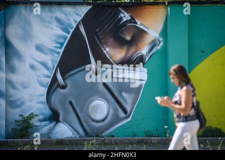 Claudio Furlan - LaPresse 21 July 2020 Mailand (Italien) Wandmalereien in der Via Palizzi am Eingang des Quarto Oggiaro, erstellt von dem Künstler Cosimo Cheone, der den Ärzten und dem Gesundheitspersonal des Sacco-Krankenhauses in Mailand gewidmet ist Stockfoto