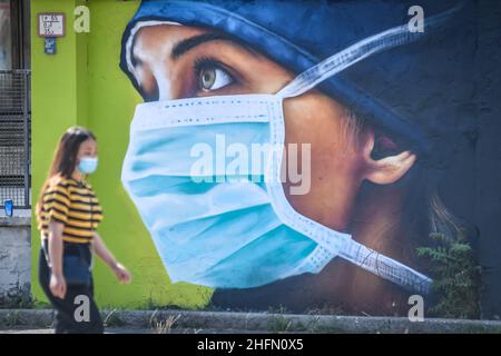 Claudio Furlan - LaPresse 21 July 2020 Mailand (Italien) Wandmalereien in der Via Palizzi am Eingang des Quarto Oggiaro, erstellt von dem Künstler Cosimo Cheone, der den Ärzten und dem Gesundheitspersonal des Sacco-Krankenhauses in Mailand gewidmet ist Stockfoto