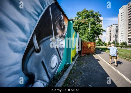 Claudio Furlan - LaPresse 21 July 2020 Mailand (Italien) Wandmalereien in der Via Palizzi am Eingang des Quarto Oggiaro, erstellt von dem Künstler Cosimo Cheone, der den Ärzten und dem Gesundheitspersonal des Sacco-Krankenhauses in Mailand gewidmet ist Stockfoto