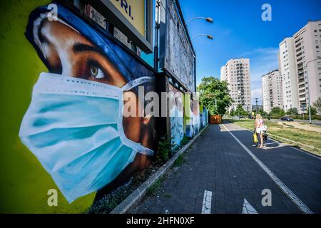 Claudio Furlan - LaPresse 21 July 2020 Mailand (Italien) Wandmalereien in der Via Palizzi am Eingang des Quarto Oggiaro, erstellt von dem Künstler Cosimo Cheone, der den Ärzten und dem Gesundheitspersonal des Sacco-Krankenhauses in Mailand gewidmet ist Stockfoto