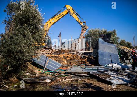 Jerusalem, Israel. 17th Januar 2022. Die israelischen Behörden zerstören während eines Räumungsprozesses eines Hauses Strukturen im Stadtteil Sheikh Jarrah in Ostjerusalem. Die Stadtverwaltung von Jerusalem hat das Land, auf dem ein Familienhaus gebaut wird, enteignet, um eine Schule zu bauen. Quelle: Ilia Yefimovich/dpa/Alamy Live News Stockfoto