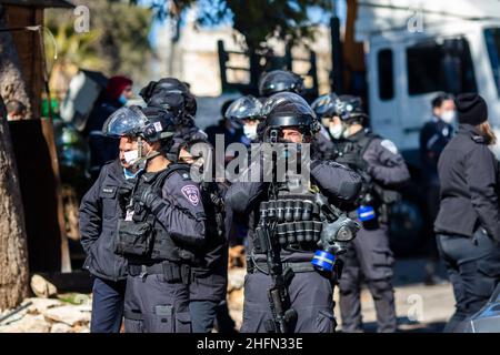 Jerusalem, Israel. 17th Januar 2022. Israelische Truppen bereiten sich darauf vor, eine Räumung im Stadtteil Sheikh Jarrah in Ostjerusalem zu vereiteln. Die Stadtverwaltung von Jerusalem hat das Land, auf dem ein Familienhaus gebaut wird, enteignet, um eine Schule zu bauen. Quelle: Ilia Yefimovich/dpa/Alamy Live News Stockfoto