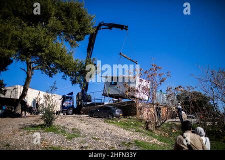 Jerusalem, Israel. 17th Januar 2022. Die israelischen Behörden zerstören während eines Räumungsprozesses eines Hauses Strukturen im Stadtteil Sheikh Jarrah in Ostjerusalem. Die Stadtverwaltung von Jerusalem hat das Land, auf dem ein Familienhaus gebaut wird, enteignet, um eine Schule zu bauen. Quelle: Ilia Yefimovich/dpa/Alamy Live News Stockfoto