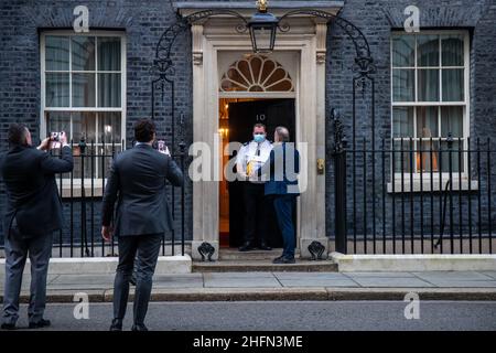 LONDON, GROSSBRITANNIEN. Jan 17th Eine Petition mit 360.000 Unterschriften gegen Impfpass wurde in der Downing Street 10 von dem Abgeordneten Steve Baker, der Fernsehmoderatorin Tonia Buxton, Dr. Ahmed Malik, dem Politiker Adam Brooks, dem Sender Richard Taylor, der Unterzeichnerin Dinah Glover und dem Mitgründer der Erklärung Alan Milleron am Montag, dem 17th. Januar 2022, eingereicht. (Kredit: Lucy North | MI News) Kredit: MI Nachrichten & Sport /Alamy Live News Stockfoto