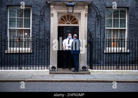 LONDON, GROSSBRITANNIEN. Jan 17th Eine Petition mit 360.000 Unterschriften gegen Impfpass wurde in der Downing Street 10 von dem Abgeordneten Steve Baker, der Fernsehmoderatorin Tonia Buxton, Dr. Ahmed Malik, dem Politiker Adam Brooks, dem Sender Richard Taylor, der Unterzeichnerin Dinah Glover und dem Mitgründer der Erklärung Alan Milleron am Montag, dem 17th. Januar 2022, eingereicht. (Kredit: Lucy North | MI News) Kredit: MI Nachrichten & Sport /Alamy Live News Stockfoto