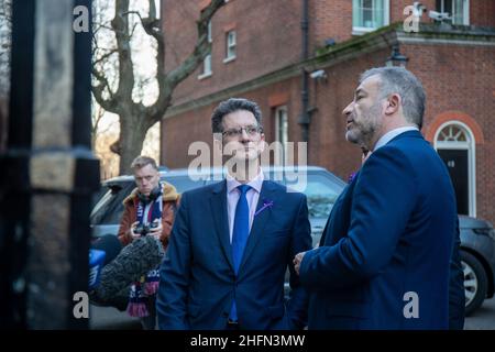 LONDON, GROSSBRITANNIEN. Jan 17th Eine Petition mit 360.000 Unterschriften gegen Impfpass wurde in der Downing Street 10 von dem Abgeordneten Steve Baker, der Fernsehmoderatorin Tonia Buxton, Dr. Ahmed Malik, dem Politiker Adam Brooks, dem Sender Richard Taylor, der Unterzeichnerin Dinah Glover und dem Mitgründer der Erklärung Alan Milleron am Montag, dem 17th. Januar 2022, eingereicht. (Kredit: Lucy North | MI News) Kredit: MI Nachrichten & Sport /Alamy Live News Stockfoto