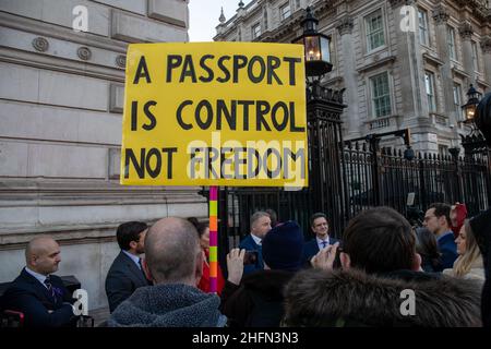 LONDON, GROSSBRITANNIEN. Jan 17th Eine Petition mit 360.000 Unterschriften gegen Impfpass wurde in der Downing Street 10 von dem Abgeordneten Steve Baker, der Fernsehmoderatorin Tonia Buxton, Dr. Ahmed Malik, dem Politiker Adam Brooks, dem Sender Richard Taylor, der Unterzeichnerin Dinah Glover und dem Mitgründer der Erklärung Alan Milleron am Montag, dem 17th. Januar 2022, eingereicht. (Kredit: Lucy North | MI News) Kredit: MI Nachrichten & Sport /Alamy Live News Stockfoto