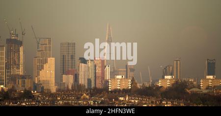 London, Großbritannien. 17. Januar 2022. Der Wolf Moon, auch als kalter Mond bekannt, steigt an einem kalten und trüben Nachmittag in der Hauptstadt über London auf. Quelle: Malcolm Park/Alamy Live News Stockfoto