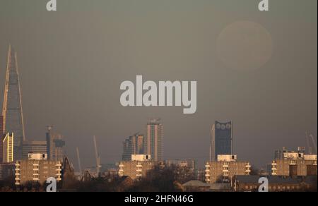 London, Großbritannien. 17. Januar 2022. Der Wolf Moon, auch als kalter Mond bekannt, steigt an einem kalten und trüben Nachmittag in der Hauptstadt über London auf. Quelle: Malcolm Park/Alamy Live News Stockfoto
