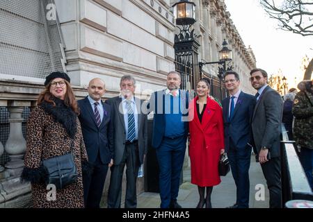 LONDON, GROSSBRITANNIEN. Jan 17th Eine Petition mit 360.000 Unterschriften gegen Impfpass wurde in der Downing Street 10 von dem Abgeordneten Steve Baker, der Fernsehmoderatorin Tonia Buxton, Dr. Ahmed Malik, dem Politiker Adam Brooks, dem Sender Richard Taylor, der Unterzeichnerin Dinah Glover und dem Mitgründer der Erklärung Alan Milleron am Montag, dem 17th. Januar 2022, eingereicht. (Kredit: Lucy North | MI News) Kredit: MI Nachrichten & Sport /Alamy Live News Stockfoto