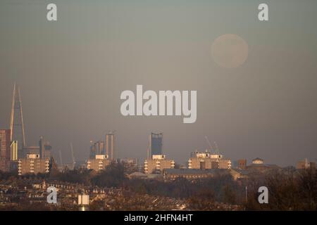 London, Großbritannien. 17. Januar 2022. Der Wolf Moon, auch als kalter Mond bekannt, steigt an einem kalten und trüben Nachmittag in der Hauptstadt über London auf. Quelle: Malcolm Park/Alamy Live News Stockfoto