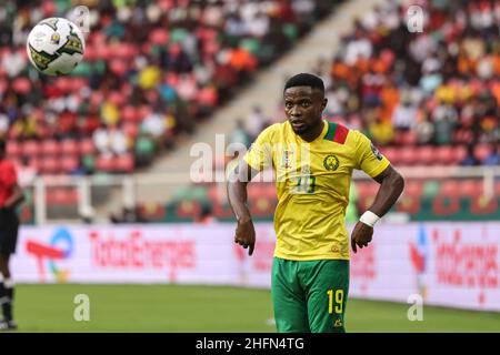 YAOUNDE, KAMERUN - 17. JANUAR: Collins Fai aus Kamerun, Standard Liege während der Afrika-Cup-Gruppe 2021 Ein Spiel zwischen Kap Verde und Kamerun im Stade d'Olembe am 17. Januar 2022 in Yaounde, Kamerun. (Foto von SF) Stockfoto