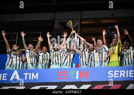 Massimo Paolone/LaPresse 1. August 2020 Turin, Italien Sportfußball Juventus vs Roma - Italienische Fußballmeisterschaft League A Tim 2019/2020 - Allianz Stadium im Bild: Die Spieler von Juventus feiern für die Meisterschaft Stockfoto