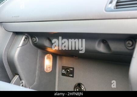 Handschuhfach mit Klimaanlage. Gerät zur Verteilung und Zufuhr von Luft in den Innenraum des neuen Fahrzeugs. Stockfoto