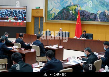 Peking, China. 17th Januar 2022. Der chinesische Vizepremierminister Liu He, ebenfalls Leiter des Arbeitsschutzausschusses des Staatsrats, und Wang Yong, Staatsrat und stellvertretender Vorsitzender des Ausschusses, nehmen an einer nationalen Video- und Telefonkonferenz zum Thema Produktionssicherheit in Peking, der Hauptstadt Chinas, am 17. Januar 2022 Teil. Quelle: Zhang Ling/Xinhua/Alamy Live News Stockfoto