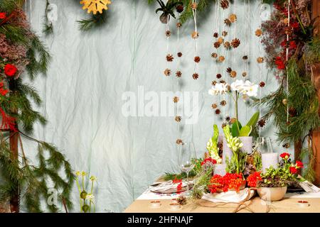 Abstraktes Blumenarrangement, Frühlings- oder Herbsthintergrund mit Platz für Text, minimales Urlaubskonzept mit Gläsern und Kerzen, Stillleben, Postkarte. Stockfoto