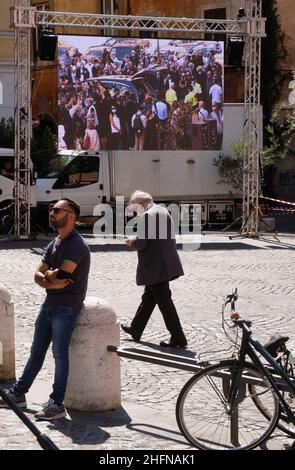 Mauro Scrobogna /LaPresse August 07, 2020&#xa0; Rom, Italien Nachrichten Beerdigung Sergio Zavoli auf dem Foto: Kirche San Salvatore in Lauro, Trauerfeier des Senators und Rai-Journalisten Sergio Zavoli, riesige Leinwand vor der Kirche Stockfoto