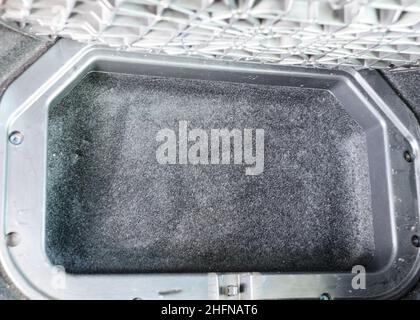Interne kleine Kofferräume im Auto unter den Füßen der Beifahrersitze, sauberes und gepflegtes Auto. Stockfoto