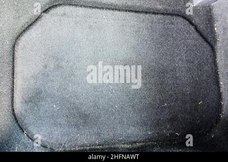 Interne kleine Kofferräume im Auto unter den Füßen der Beifahrersitze, sauberes und gepflegtes Auto. Stockfoto