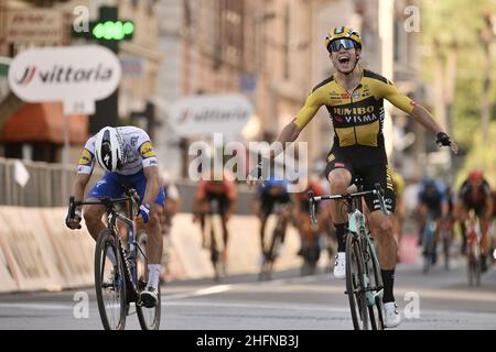 Marco Alpozzi - LaPresse August, 08 2020 Sanremo (Italien) Sport Cycling 111 Edition Milano Sanremo - von Mailand nach Sanremo - 305 km im Bild: VAN AERT Wout (TEAM JUMBO - VISMA) Sieger - ALAPHILIPPE Julian (DECEUNINCK - SCHNELL - SCHRITT) Stockfoto