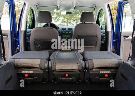 Gepflegter und sauberer Innenraum, gefaltete Sitze. Stockfoto