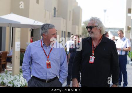 © Photo4 / LaPresse 26/11/2016 Abu Dhabi, VAE Sport Grand Prix Formel 1 Abu Dhabi 2016 im Bild: Chase Carey (USA) Formel 1 Group Chairman und Flavio Briatore (ITA) Stockfoto