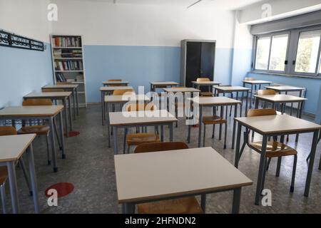 Cecilia Fabiano/LaPresse August 26 , 2020 Rome (Italien) News: Schule nächste Eröffnung : Renovierungsarbeiten für das neue Schuljahr am Isacco Newton Institut im Bild : alte Schulschreibtische entfernt und durch einen neuen Schreibtisch ersetzt Stockfoto