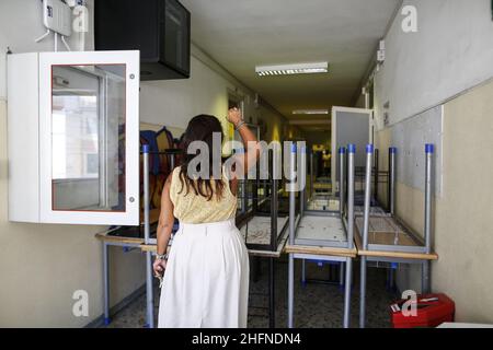 Cecilia Fabiano/LaPresse August 26 , 2020 Rome (Italien) News: Schule nächste Eröffnung : Renovierungsarbeiten für das neue Schuljahr am Isacco Newton Institut im Bild : alte Schulschreibtische entfernt und durch einen neuen Schreibtisch ersetzt Stockfoto