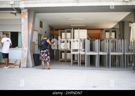 Cecilia Fabiano/LaPresse August 26 , 2020 Rome (Italien) News: Schule nächste Eröffnung : Renovierungsarbeiten für das neue Schuljahr am Isacco Newton Institut im Bild : alte Schulschreibtische entfernt und durch einen neuen Schreibtisch ersetzt Stockfoto