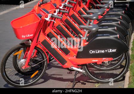 Mauro Scrobogna /LaPresse September 04, 2020&#xa0; Rom, Italien Nachrichten Jump bike sharing back into Service auf dem Foto: Präsentation der Rückkehr der roten Fahrräder von Jump wird La Capitale tatsächlich zu den ersten großen europäischen Städten gehören, in denen rote Fahrräder zurückkehren werden Stockfoto