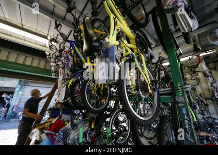 Cecilia Fabiano/LaPresse September 07 , 2020 Roma (Italien) News: Bike Bonus: Ab November gibt das Umweltministerium eine wirtschaftliche Hilfe für den Kauf eines neuen Fahrrads in der pic : alten Fahrradladen in Porta Portese Stockfoto