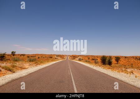 Lange Teerstraße von Upington zum Kgalagadi Stockfoto