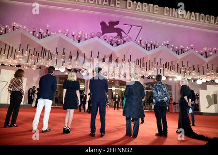 Gian Mattia D'Alberto - LaPresse 2020-09-09 Venedig 77th Venedig Filmfestival "Spy No Tsuma" roter Teppich auf dem Foto: Von L, Jurymitglieder Joanna Hogg, Christian Petzold, Ludivine Sagnier, Matt Dillon, Veronika Franz, Venezia77 Jurypräsidentin Cate Blanchett und Nicola Lagioia Stockfoto