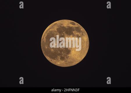 London, Großbritannien. 17th Januar 2022. Wetter in Großbritannien: Der Wolf Moon steigt über Ost-London auf. 99,9 % Vollmond über Apartments im Osten Londons. Kredit: Guy Corbishley/Alamy Live Nachrichten Stockfoto