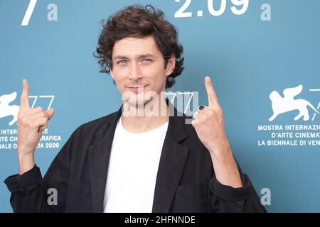 Gian Mattia D'Alberto - LaPresse 2020-09-10 Venice 77th Venice Filmfestival "UN Morgen die ganze Welt" (und morgen die ganze Welt) Fotocollage auf dem Foto: Noah Saavedra Stockfoto