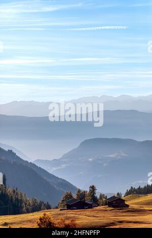 Herbst in Seiser Alm. Morgennebel bedeckt die Berge von Gröden (Vertikales Foto) Stockfoto