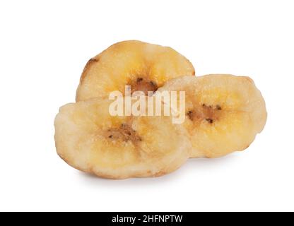 Studioaufnahme von getrockneten Bananenchips, die vor einem weißen Hintergrund ausgeschnitten wurden - John Gollop Stockfoto