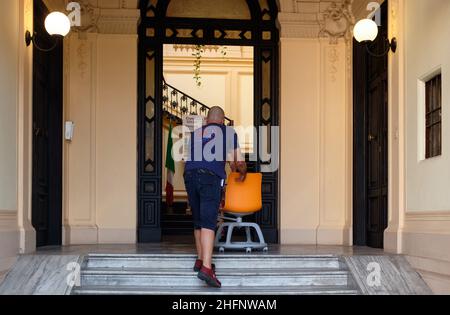 Mauro Scrobogna /LaPresse September 15, 2020  Rom, Italien News School - mobile Schreibtische auf dem Foto: Die Ankunft der neuen Sitzbänke mit Rädern in einem Institut in Rom Stockfoto