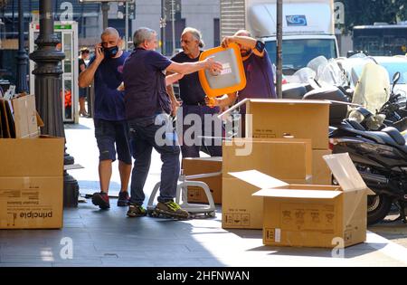 Mauro Scrobogna /LaPresse September 15, 2020  Rom, Italien News School - mobile Schreibtische auf dem Foto: Die Ankunft der neuen Sitzbänke mit Rädern in einem Institut in Rom Stockfoto