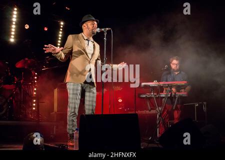 Musikfestival zwischen Klippen und Weinbergen auf der Domaine de l'Hortus. Pat Kalla & die Mojo Band im Konzert. Valflaunes, Ockzitanien, Frankreich Stockfoto