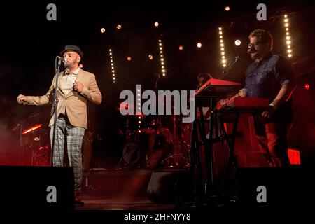 Musikfestival zwischen Klippen und Weinbergen auf der Domaine de l'Hortus. Pat Kalla & die Mojo Band im Konzert. Valflaunes, Ockzitanien, Frankreich Stockfoto