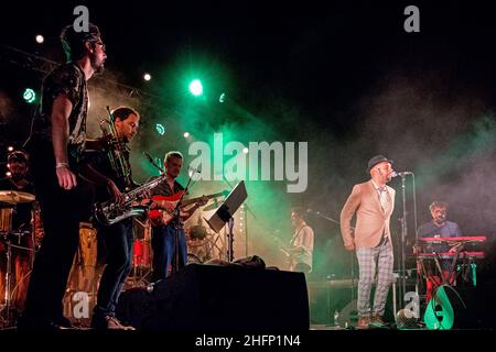 Musikfestival zwischen Klippen und Weinbergen auf der Domaine de l'Hortus. Pat Kalla & die Mojo Band im Konzert. Valflaunes, Ockzitanien, Frankreich Stockfoto