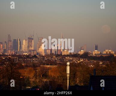 London, Großbritannien. 17. Januar 2022. Der Wolf Moon, auch als kalter Mond bekannt, steigt an einem kalten und trüben Nachmittag in der Hauptstadt über London auf. Quelle: Malcolm Park/Alamy Live News Stockfoto