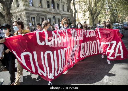 Roberto Monaldo / LaPresse 25-09-2020 Rom (Italien) Demonstration der Schüler für die Sicherheit und Reform des Schulsystems im Bild Ein Moment der Demonstration Stockfoto