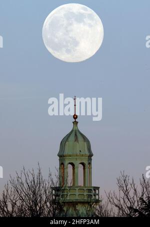 Loughborough, Leicestershire, Großbritannien. 17th. Januar 2022. Der Wolfmond steigt über dem Carillon auf, das 1923 als Kriegsdenkmal erbaut wurde. Credit Darren Staples/Alamy Live News. Stockfoto